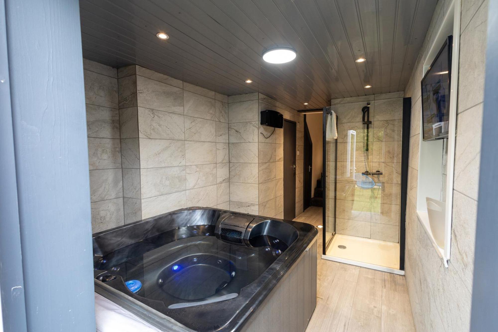 Elegant 1Bedroom Flat With Jacuzzi In A Prime Location لندن المظهر الخارجي الصورة